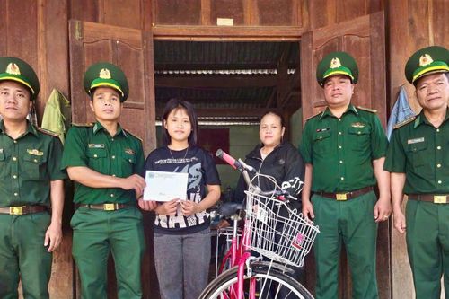 Đồn Biên phòng Anông trao quà học sinh nhân dịp năm học mới 2026 - 2027