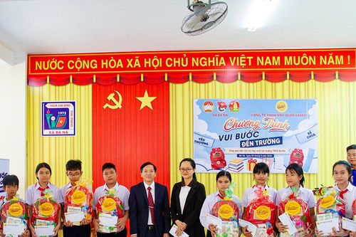 Trao 40 phần quà năm học mới cho học sinh 2 xã Bà Nà, Hòa Tiến