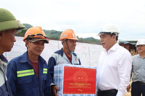 Phó Bí thư Thường trực Thành ủy Nguyễn Khắc Toàn kiểm tra tiến độ dự án nâng cấp quốc lộ 14D