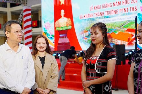 Chủ tịch UBND thành phố Nguyễn Mạnh Hùng kiểm tra công tác chuẩn bị khai giảng năm học mới tại xã Tây Giang
