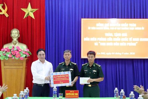Phó Bí thư Thường trực Thành ủy Nguyễn Khắc Toàn thăm Đồn Biên phòng Cửa khẩu quốc tế Nam Giang