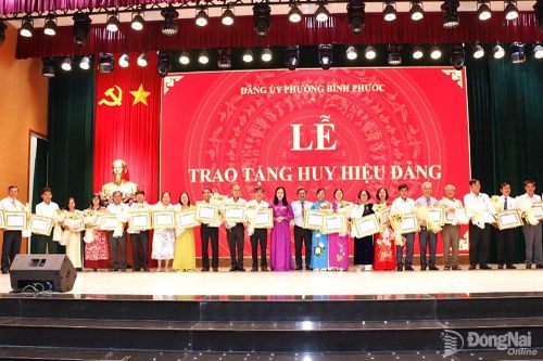 Đảng ủy phường Bình Phước trao Huy hiệu Đảng cho 210 đảng viên đợt 2-9