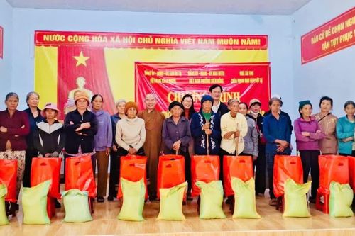 Trao 300 phần quà cho hộ khó khăn tại phường Diên Hồng và xã Ia Khươl