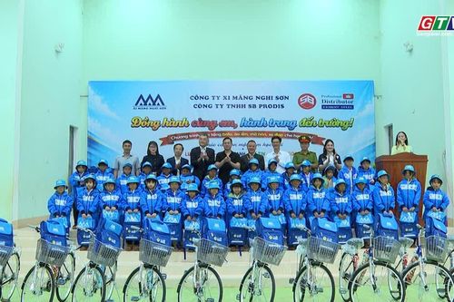 Niềm vui năm học mới của học sinh vùng biên