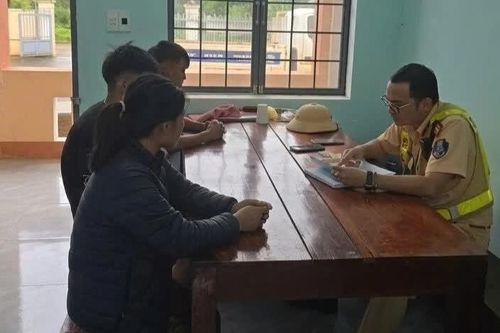 Bị phạt vì điều khiển xe máy chở 3, lạng lách trên tỉnh lộ 664