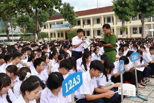 Vĩnh Thạnh: Tuyên truyền pháp luật, ký cam kết đầu năm học