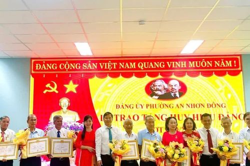 Đảng ủy phường An Nhơn Đông trao tặng Huy hiệu Đảng cho 39 đảng viên