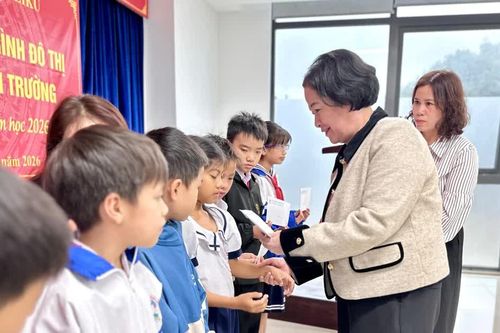 Trao 182 suất quà cho học sinh có hoàn cảnh khó khăn tại phường Pleiku và Diên Hồng