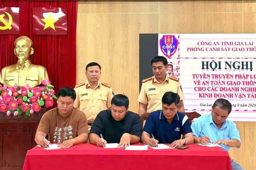 Gia Lai: Ký cam kết chấp hành pháp luật về TTATGT với 80 đơn vị kinh doanh vận tải