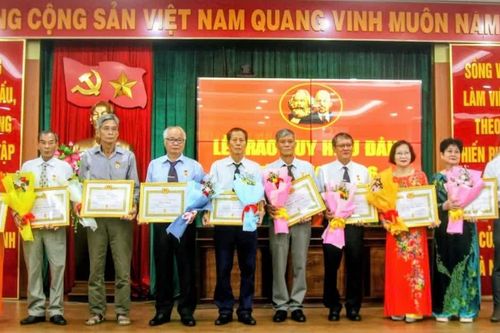 Phường Quy Nhơn Đông và xã Bình Phú trao Huy hiệu Đảng đợt 2-9 cho đảng viên