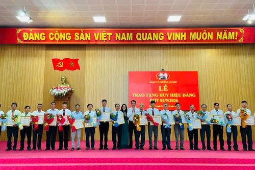 Đảng ủy phường An Khê trao huy hiệu Đảng cho 149 đảng viên đợt 2-9