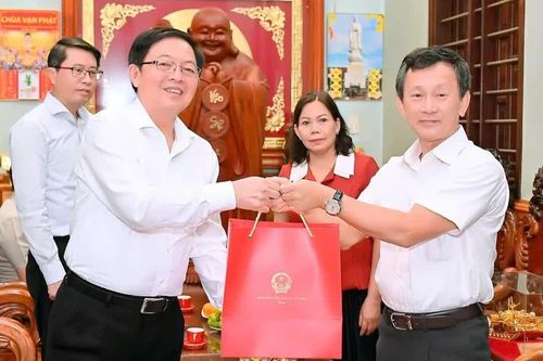 Phó Thủ tướng Hồ Quốc Dũng thăm, tặng quà các đồng chí nguyên lãnh đạo tỉnh Gia Lai