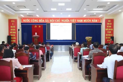 UBND xã Cam Lâm phối hợp tổ chức tập huấn công tác rà soát hộ nghèo, cận nghèo