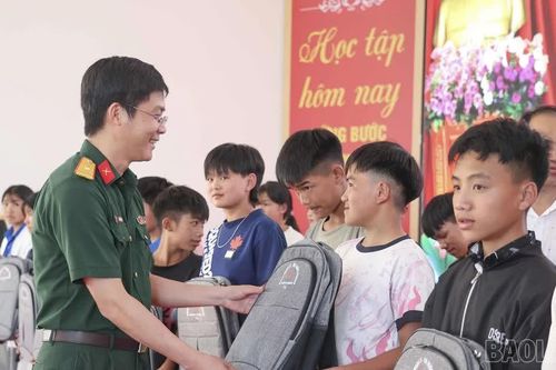 Trao tặng 980 cặp sách cho học sinh Trường Phổ thông nội trú Tiểu học và THCS Y Tý