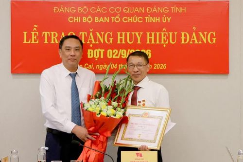 Phó Bí thư Thường trực Tỉnh ủy Hoàng Giang dự Lễ trao tặng Huy hiệu Đảng tại Ban Tổ chức Tỉnh ủy