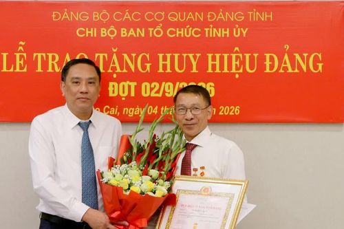 Phó Bí thư Thường trực Tỉnh ủy Hoàng Giang dự Lễ trao tặng Huy hiệu Đảng tại Ban Tổ chức Tỉnh ủy