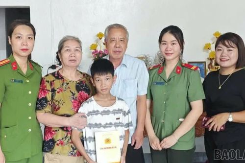 Chi hội Phụ nữ Công an phường Âu Lâu trao 5 suất quà cho học sinh có hoàn cảnh khó khăn dịp đầu năm học mới