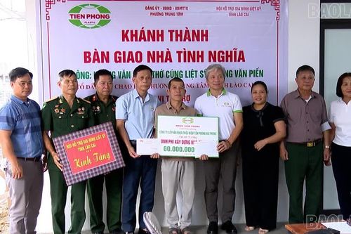 Trao kinh phí hỗ trợ làm nhà cho thân nhân, người thờ cúng liệt sĩ ở phường Trung Tâm