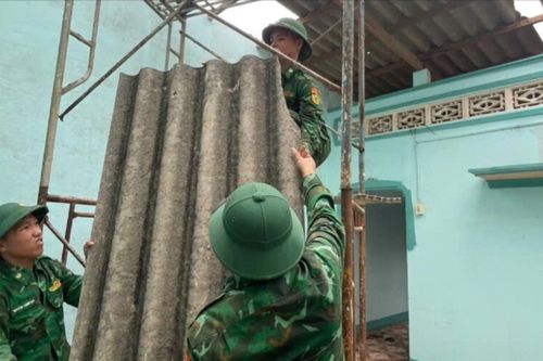 Giúp người dân Sơn Mỹ khắc phục hậu quả giông lốc