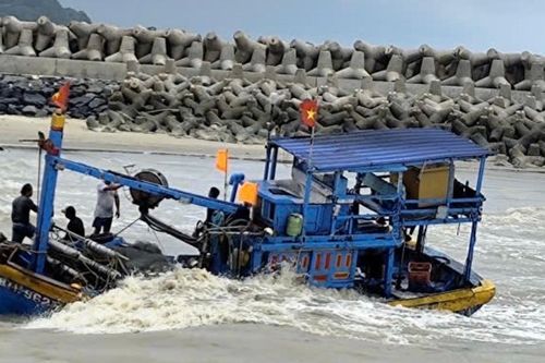 Lâm Đồng: 2 tàu cá bị chìm, 8 ngư dân bơi vào bờ an toàn