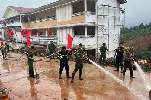 Công an tỉnh Lâm Đồng hỗ trợ trường vùng biên chuẩn bị khai giảng năm học mới