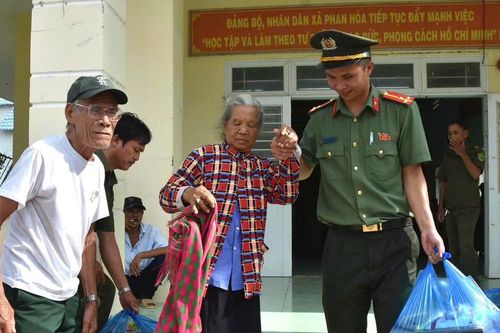 Tuyên truyền pháp luật và trao 100 phần quà tại xã Bắc Bình