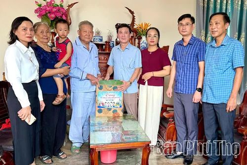 Xã Thổ Tang trao 63 suất quà động viên giáo viên, học sinh có hoàn cảnh khó khăn dịp năm học mới
