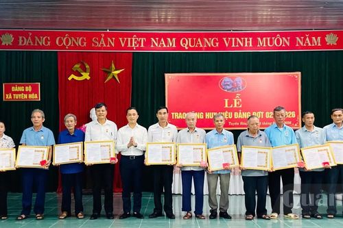 Tuyên Hóa: Trao tặng Huy hiệu Đảng cho 78 đảng viên