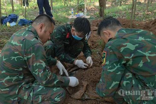 Phát hiện và cất bốc 2 hài cốt liệt sĩ tại bản Bãi Dinh