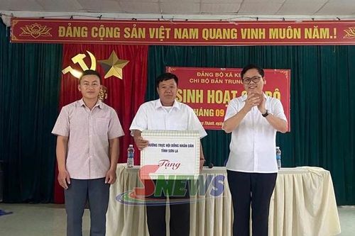 Đồng chí Phó Chủ tịch HĐND tỉnh dự sinh hoạt Chi bộ bản Trung Thành, xã Kim Bon