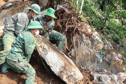 Phá đá tìm lối vào hang sập trên điểm cao 685