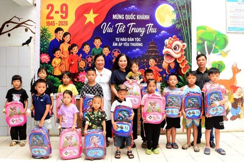 Trao 30 suất quà tiếp sức đến trường cho bệnh nhân tan máu bẩm sinh