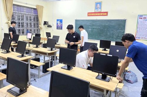 Trao tặng 50 bộ máy tính cho học sinh vùng biên