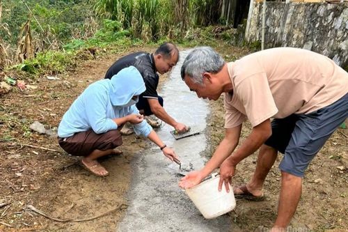 Thầy cô mở đường bê tông lên điểm trường Sủng Phính C