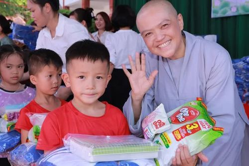Chùa Thiên Quang (TP.HCM) trao quà cho học sinh vùng cao tỉnh Điện Biên nhân khai giảng năm học mới