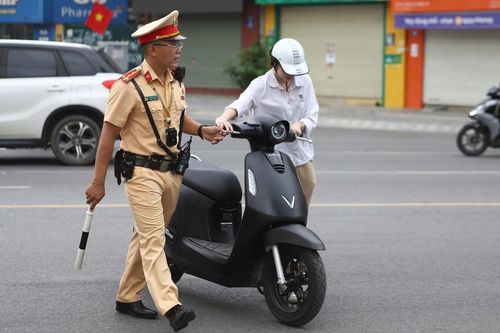 Hà Nội: Nhiều phụ huynh đi xe máy chở 3, học sinh không đội mũ bảo hiểm bị CSGT xử lý