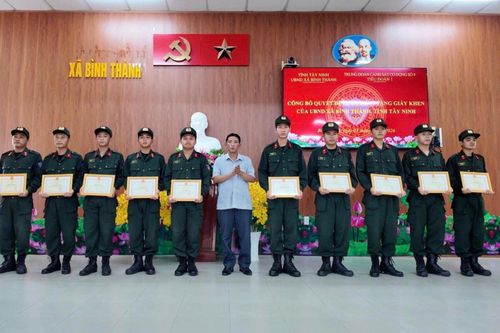 Cảnh sát cơ động góp sức làm đường, sửa cầu, chỉnh trang trường học vùng biên Tây Ninh
