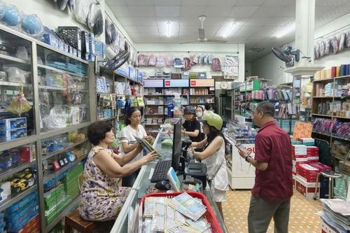 Gia Lai: Phụ huynh chật vật tìm sách giáo khoa khi năm học mới cận kề