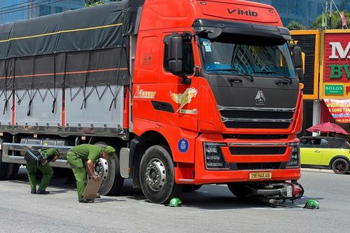 TP.HCM: Xe tải va chạm xe máy, 2 cha con thương vong