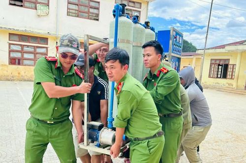 Lực lượng Công an Đà Nẵng đồng hành cùng học sinh nghèo vùng cao