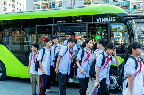 Quảng Ninh đưa đón học sinh miễn phí bằng xe buýt điện