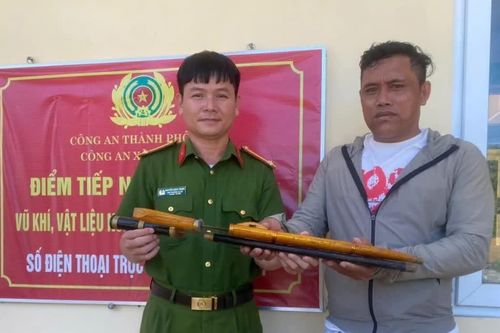 Người dân vùng phá Tam Giang tự nguyện giao nộp vũ khí
