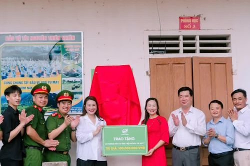 'Bệ phóng tin học' nâng bước học sinh vùng khó khăn đến trường