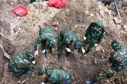 Tìm thấy thêm nhiều hài cốt liệt sĩ tại Công viên Lê Thị Riêng