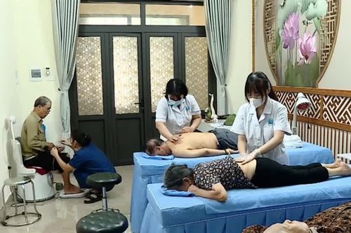 Áp dụng công nghệ cao khám sức khỏe cho người cao tuổi