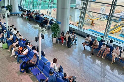 Sân bay Tân Sơn Nhất phục vụ hơn 725.000 khách trong kỳ nghỉ lễ, cho thấy vận tải hàng không tiếp tục tăng