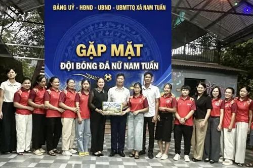Xã Nam Tuấn gặp mặt, chúc mừng Đội bóng đá nữ đoạt giải phong cách tại VTV Cup 2026