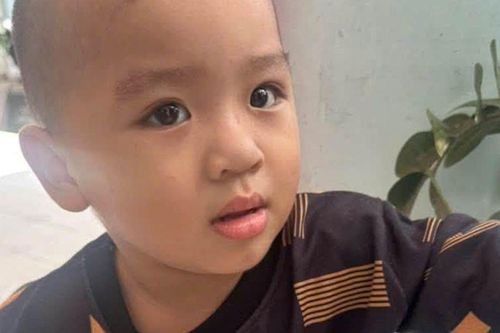Bé trai 2 tuổi bị bỏ rơi trước cửa nhà dân, bên cạnh chỉ có mảnh giấy