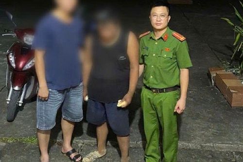 Biểu hiện bất thường của người đàn ông đi lại một mình trong đêm, công an vào cuộc hỗ trợ