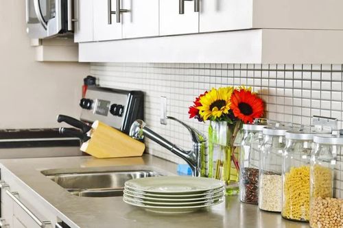Muốn tủ bếp luôn sáng bóng, bà nội trợ đừng bỏ qua việc này